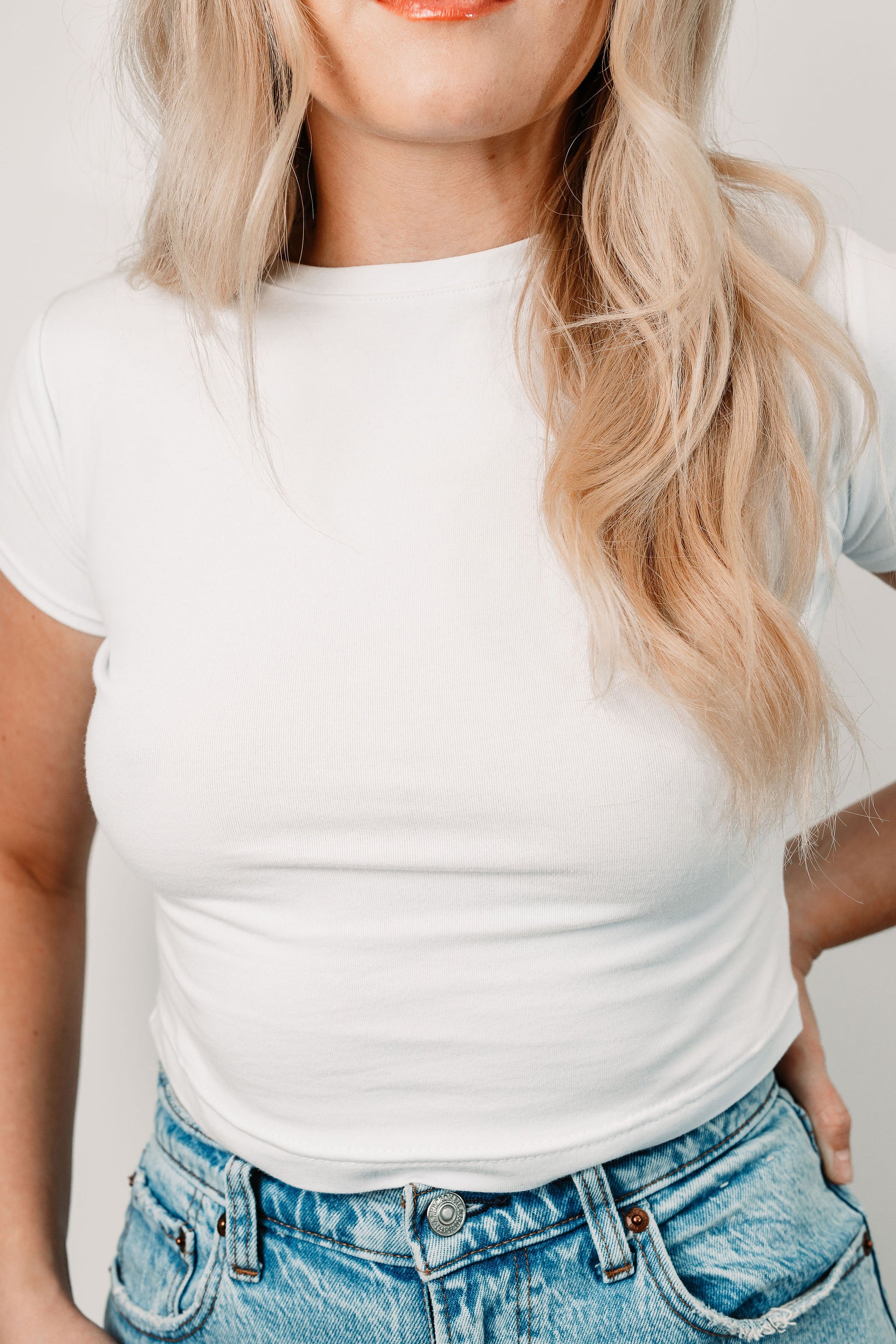 Charlotte wears a white Dallas in size XS close up