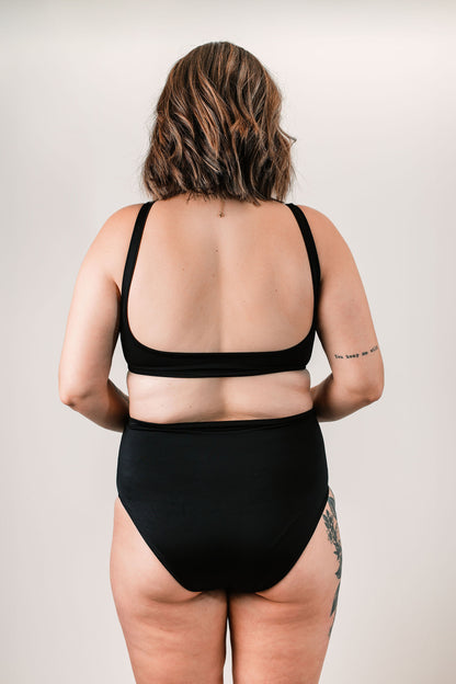 Natalie wears the Sabrina Bikini Top in size L. Back view.